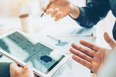 商品を並べるスタッフ