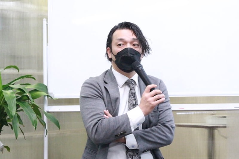 スピーチする社長